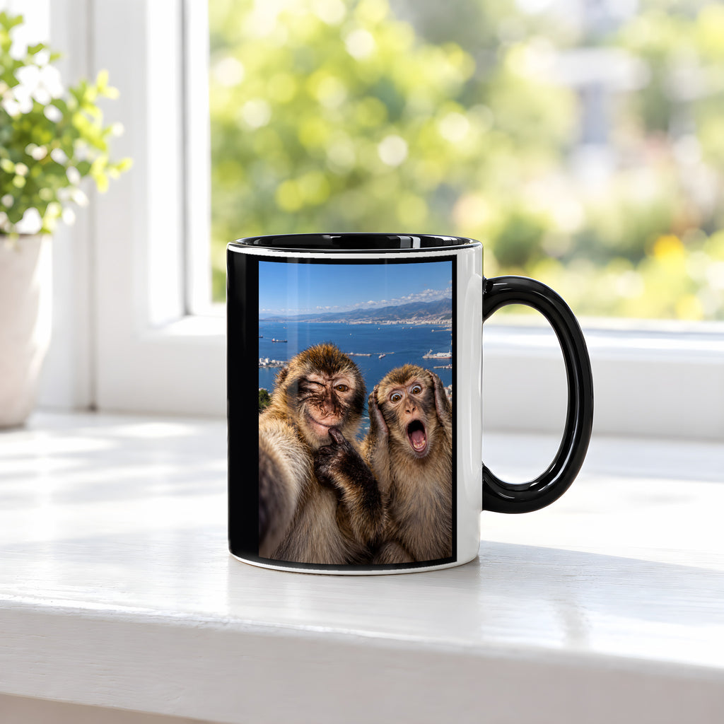 Affen-Selfie – Tasse. Innen schwarz. 3 FENSTER. KI-Motiv.