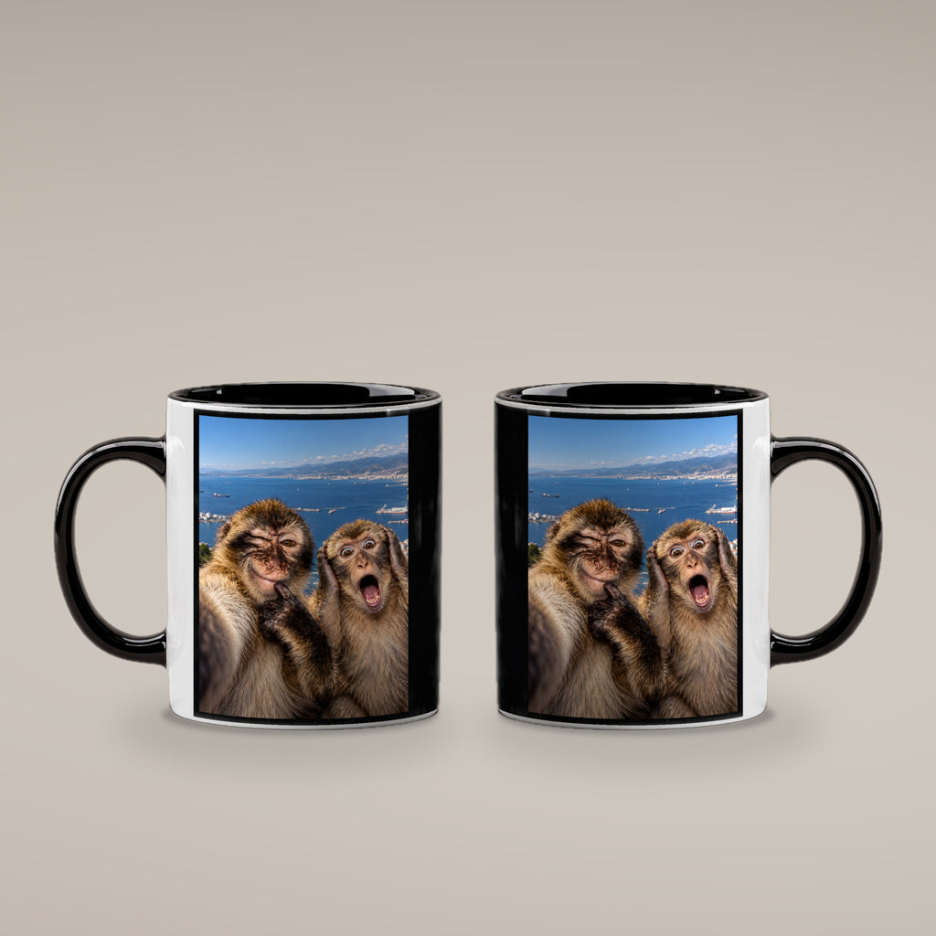 Affen-Selfie – Tasse. Innen schwarz. 4 BEIDE SEITEN. KI-Motiv.
