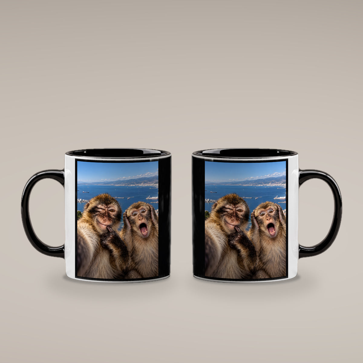Affen-Selfie – Tasse. Innen schwarz. 4 BEIDE SEITEN. KI-Motiv.