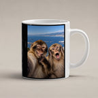 Affen-Selfie – Tasse. Weiß. 1 STUDIO. KI-Motiv.