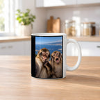 Affen-Selfie – Tasse. Weiß. 2 KUECHE. KI-Motiv.