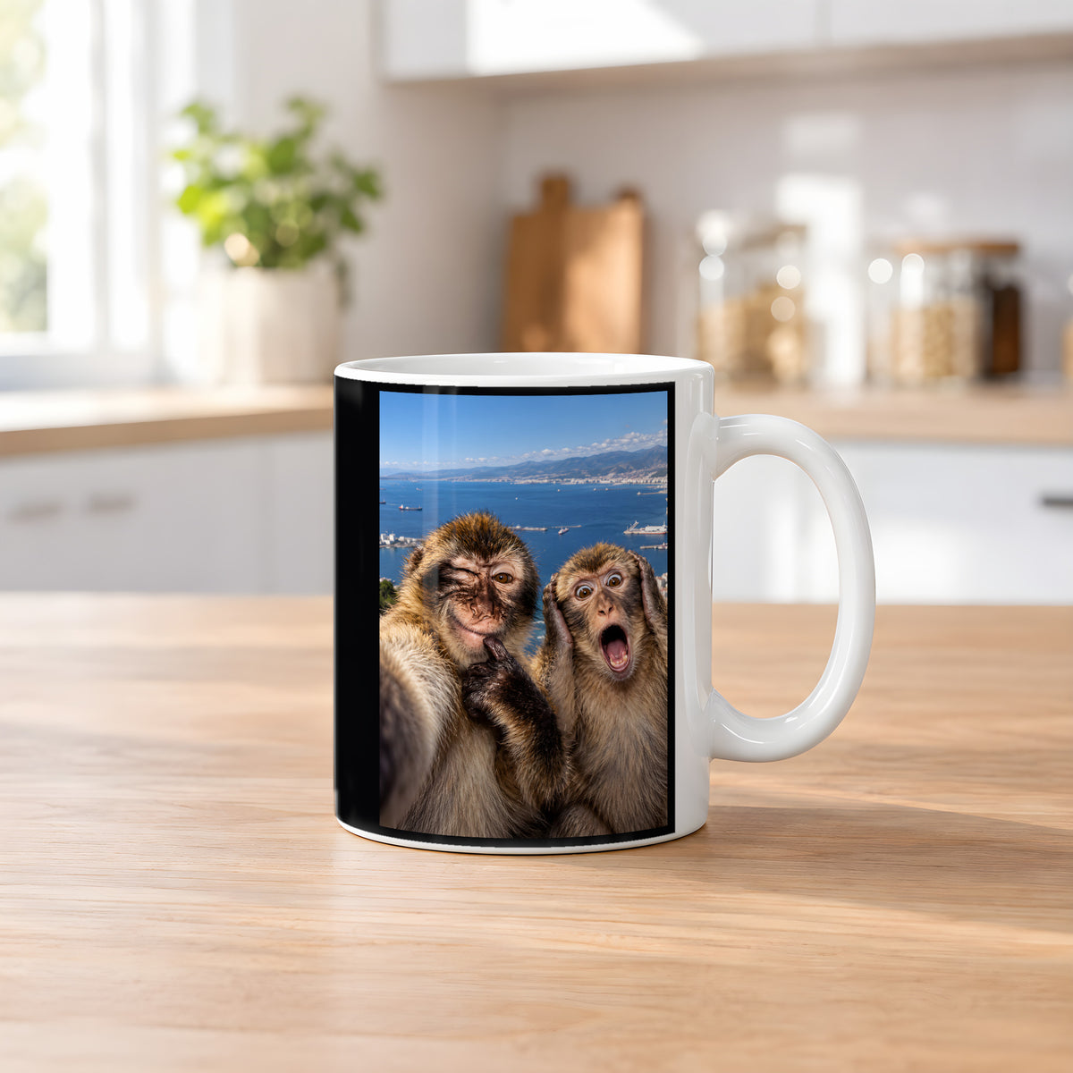 Affen-Selfie – Tasse. Weiß. 2 KUECHE. KI-Motiv.