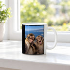 Affen-Selfie – Tasse. Weiß. 3 FENSTER. KI-Motiv.