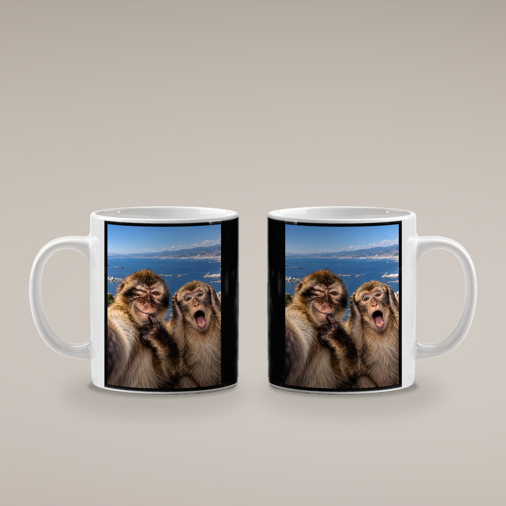 Affen-Selfie – Tasse. Weiß. 4 BEIDE SEITEN. KI-Motiv.