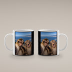 Affen-Selfie – Tasse. Weiß. 4 BEIDE SEITEN. KI-Motiv.