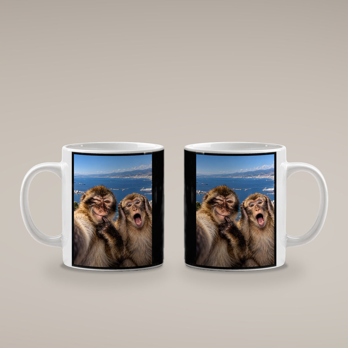 Affen-Selfie – Tasse. Weiß. 4 BEIDE SEITEN. KI-Motiv.