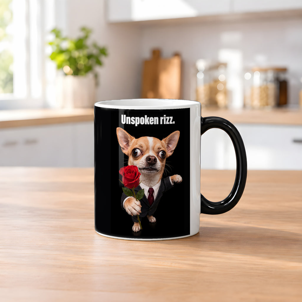 Chihuahua mit Rose – Tasse mit Spruch. Zaubertasse: Wärmeeffekt. 2 KUECHE HEISS. KI-Motiv.