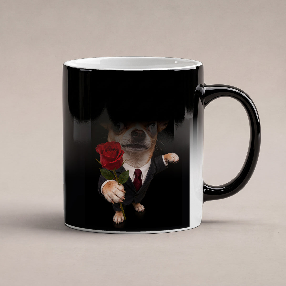 Chihuahua mit Rose – Tasse mit Spruch. Zaubertasse: Wärmeeffekt. 6 WAERMEEFFEKT. KI-Motiv.