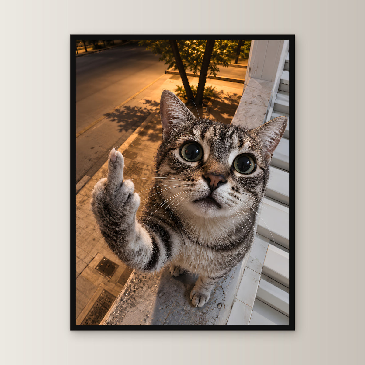 Freche Fensterkatze – Gerahmtes Wandbild. 45×60 cm. 1 FRONTAL. KI-Motiv.
