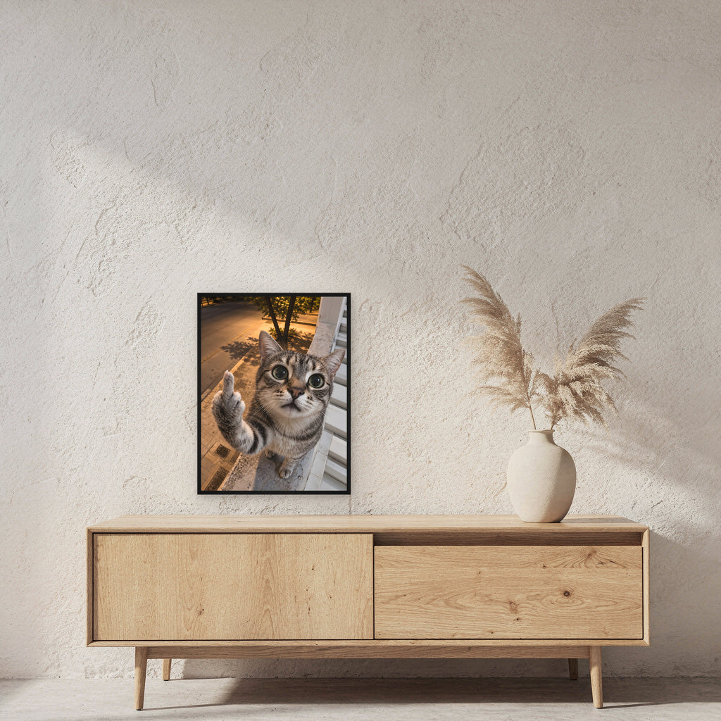 Freche Fensterkatze – Gerahmtes Wandbild. 45×60 cm. 2 RAUM. KI-Motiv.