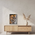 Freche Fensterkatze – Gerahmtes Wandbild. 45×60 cm. 2 RAUM. KI-Motiv.