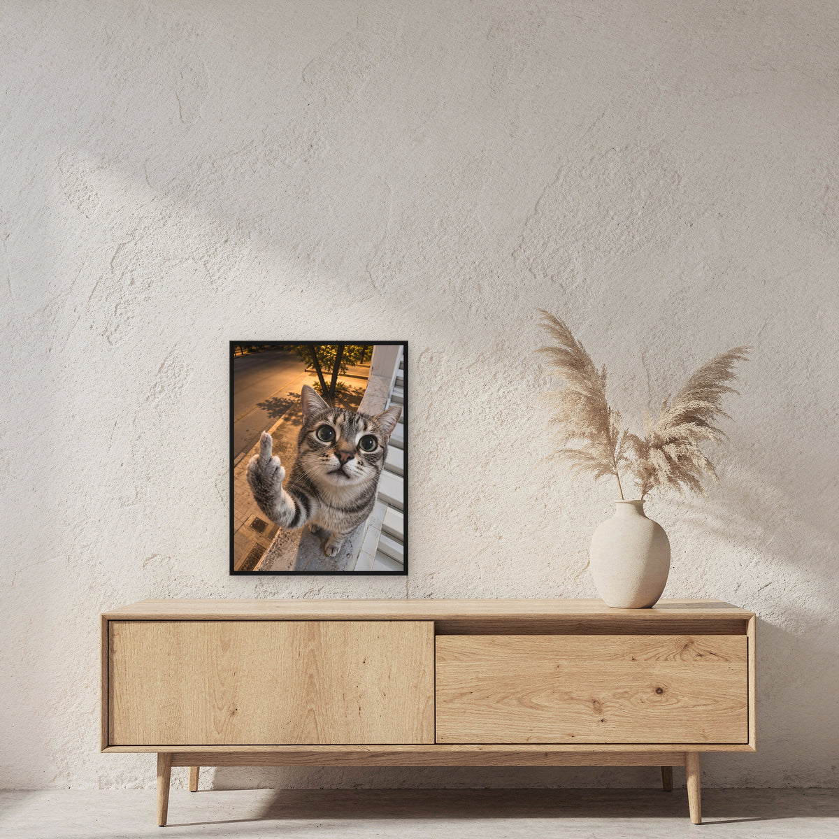 Freche Fensterkatze – Gerahmtes Wandbild. 45×60 cm. 2 RAUM. KI-Motiv.