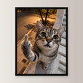 Freche Fensterkatze – Gerahmtes Wandbild. 30×40 cm. 1 FRONTAL. KI-Motiv.
