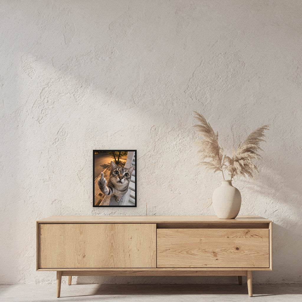 Freche Fensterkatze – Gerahmtes Wandbild. 30×40 cm. 2 RAUM. KI-Motiv.