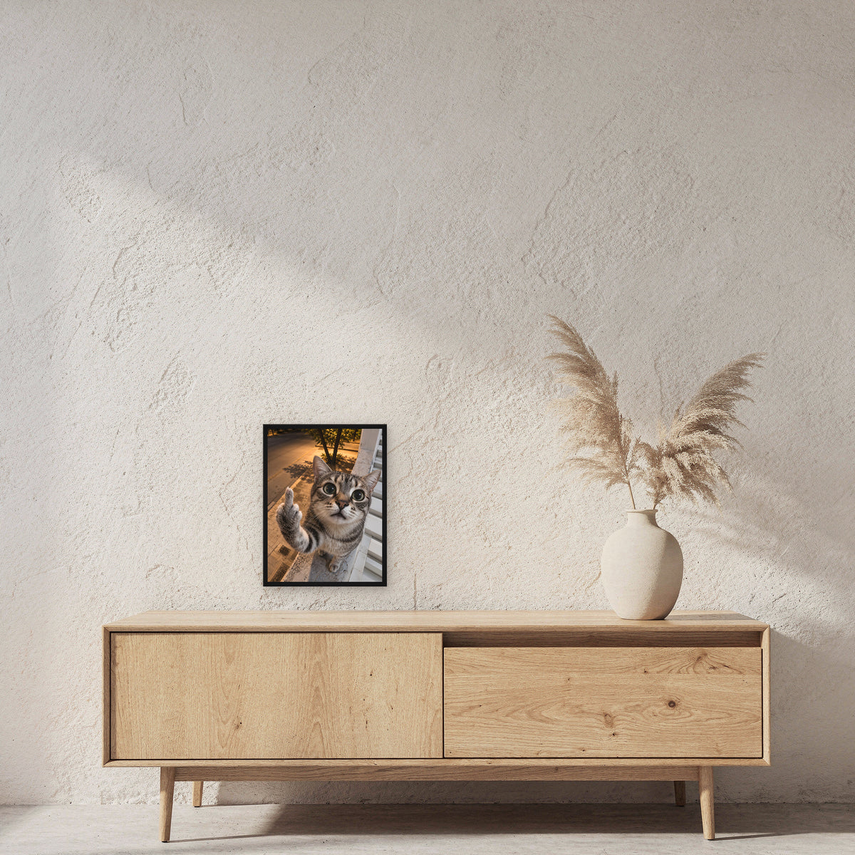 Freche Fensterkatze – Gerahmtes Wandbild. 30×40 cm. 2 RAUM. KI-Motiv.
