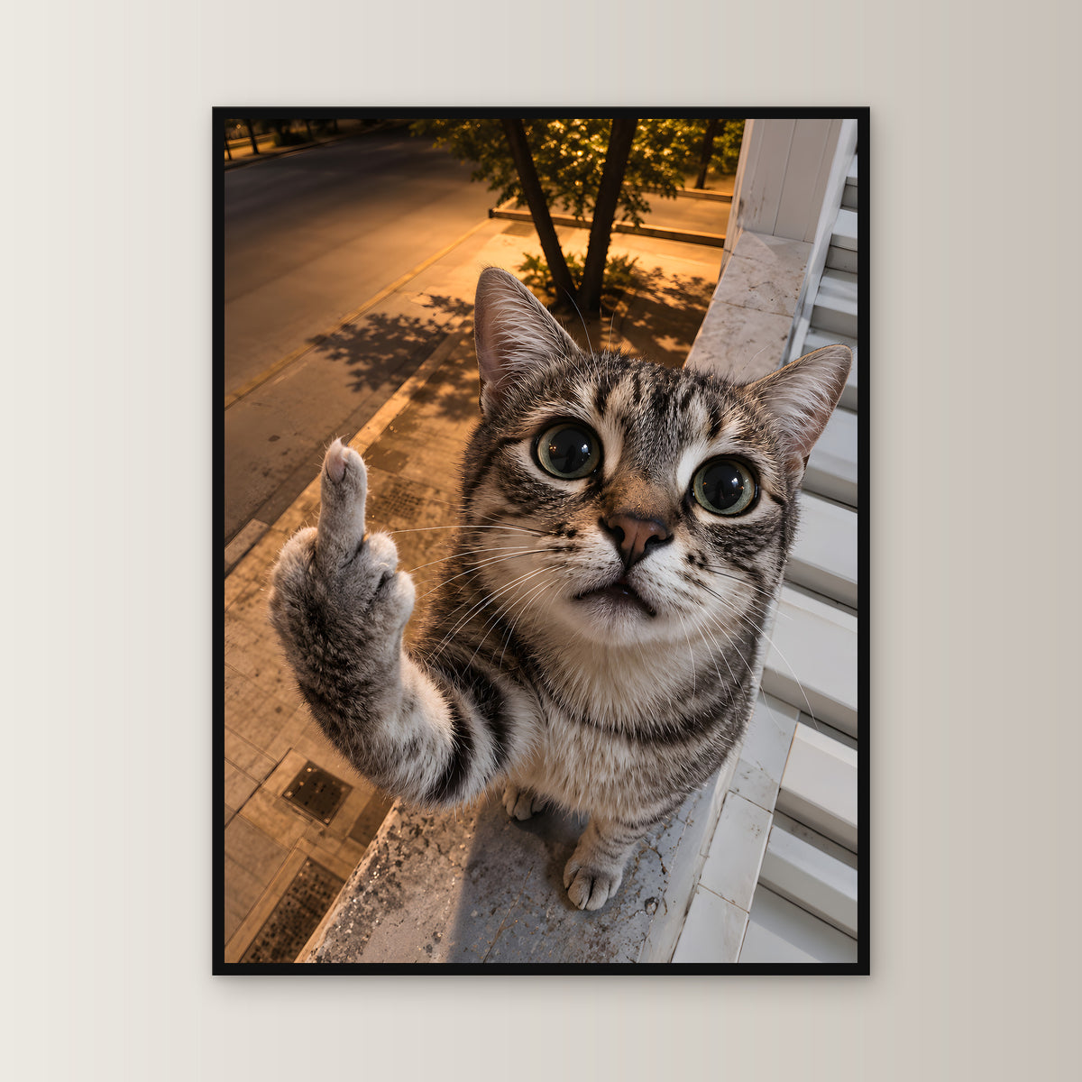 Freche Fensterkatze – Gerahmtes Wandbild. 60×80 cm. 1 FRONTAL. KI-Motiv.