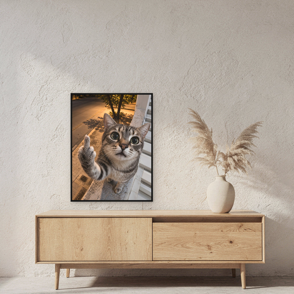 Freche Fensterkatze – Gerahmtes Wandbild. 60×80 cm. 2 RAUM. KI-Motiv.