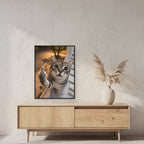 Freche Fensterkatze – Gerahmtes Wandbild. 60×80 cm. 2 RAUM. KI-Motiv.