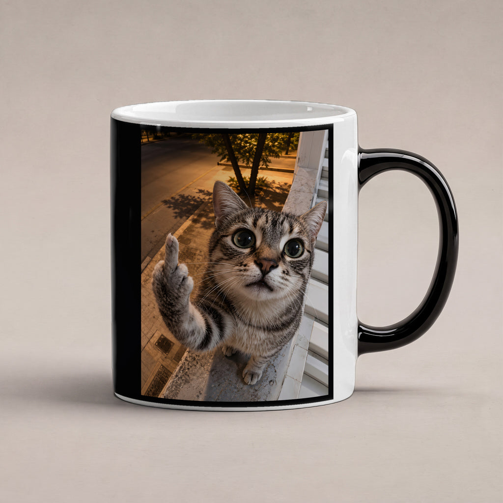 Freche Fensterkatze – Tasse. Zaubertasse: Wärmeeffekt. 1 STUDIO HEISS. KI-Motiv.