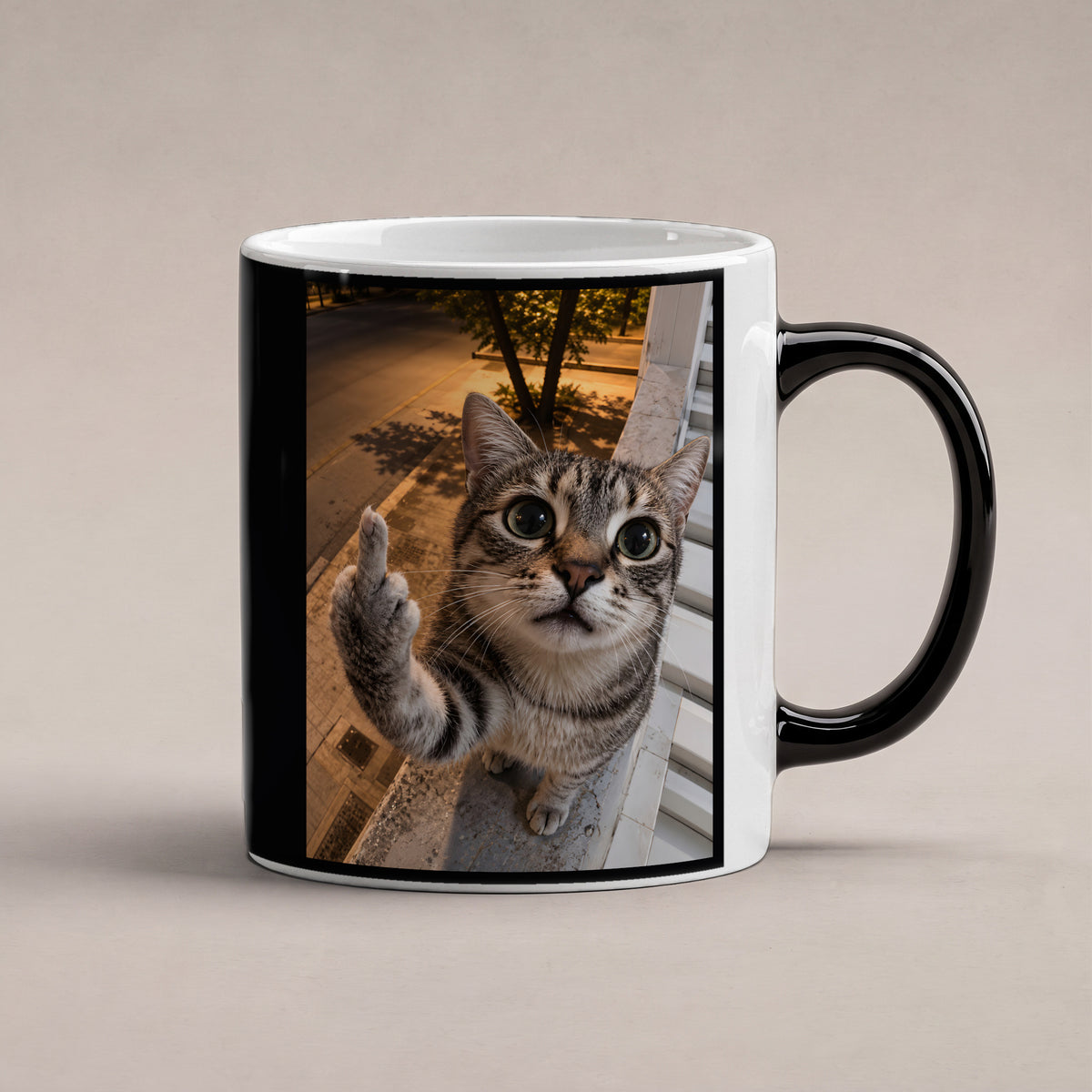 Freche Fensterkatze – Tasse. Zaubertasse: Wärmeeffekt. 1 STUDIO HEISS. KI-Motiv.
