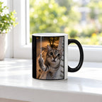 Freche Fensterkatze – Tasse. Zaubertasse: Wärmeeffekt. 3 FENSTER HEISS. KI-Motiv.