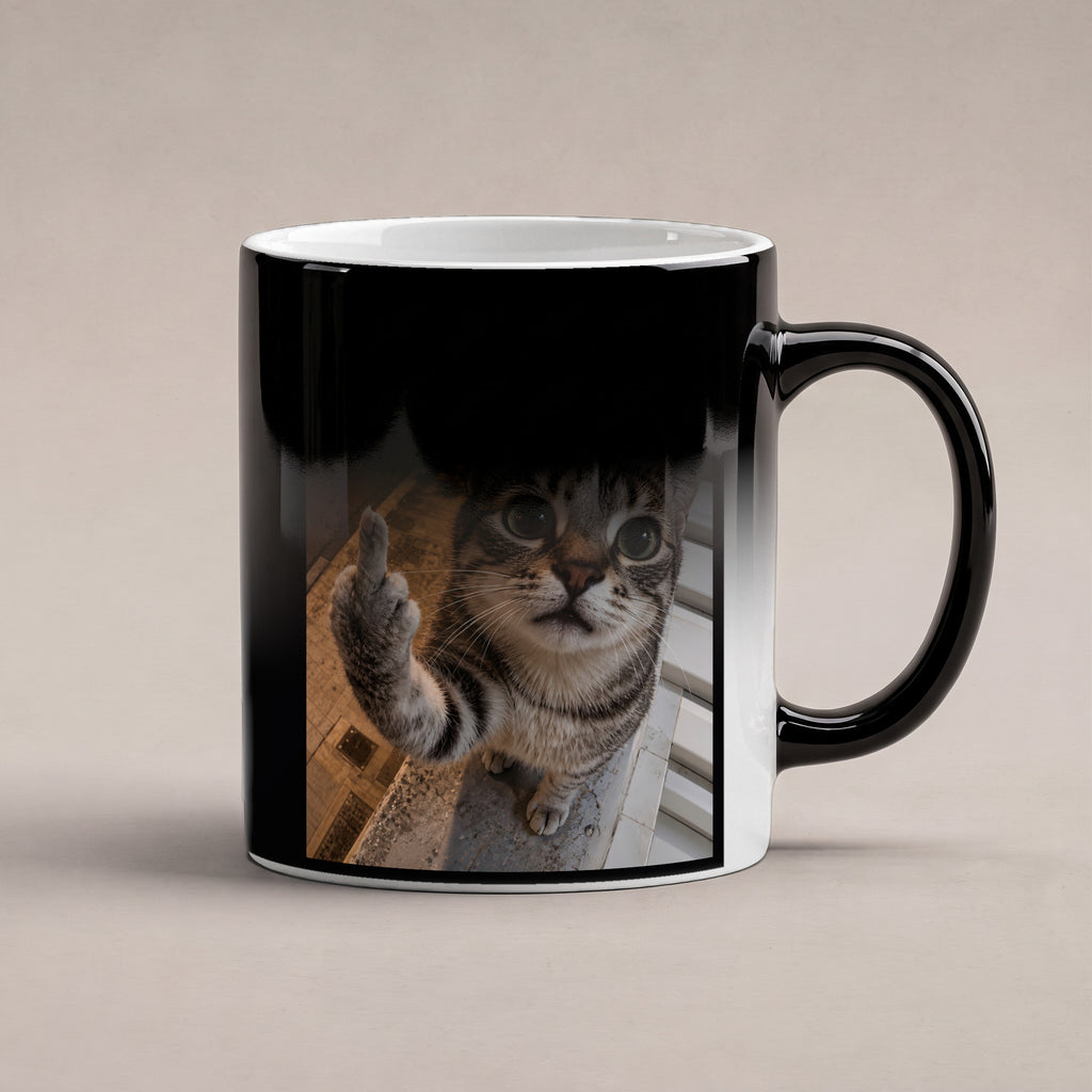 Freche Fensterkatze – Tasse. Zaubertasse: Wärmeeffekt. 6 WAERMEEFFEKT. KI-Motiv.