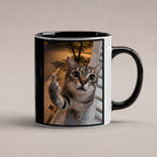 Freche Fensterkatze – Tasse. Innen schwarz. 1 STUDIO. KI-Motiv.