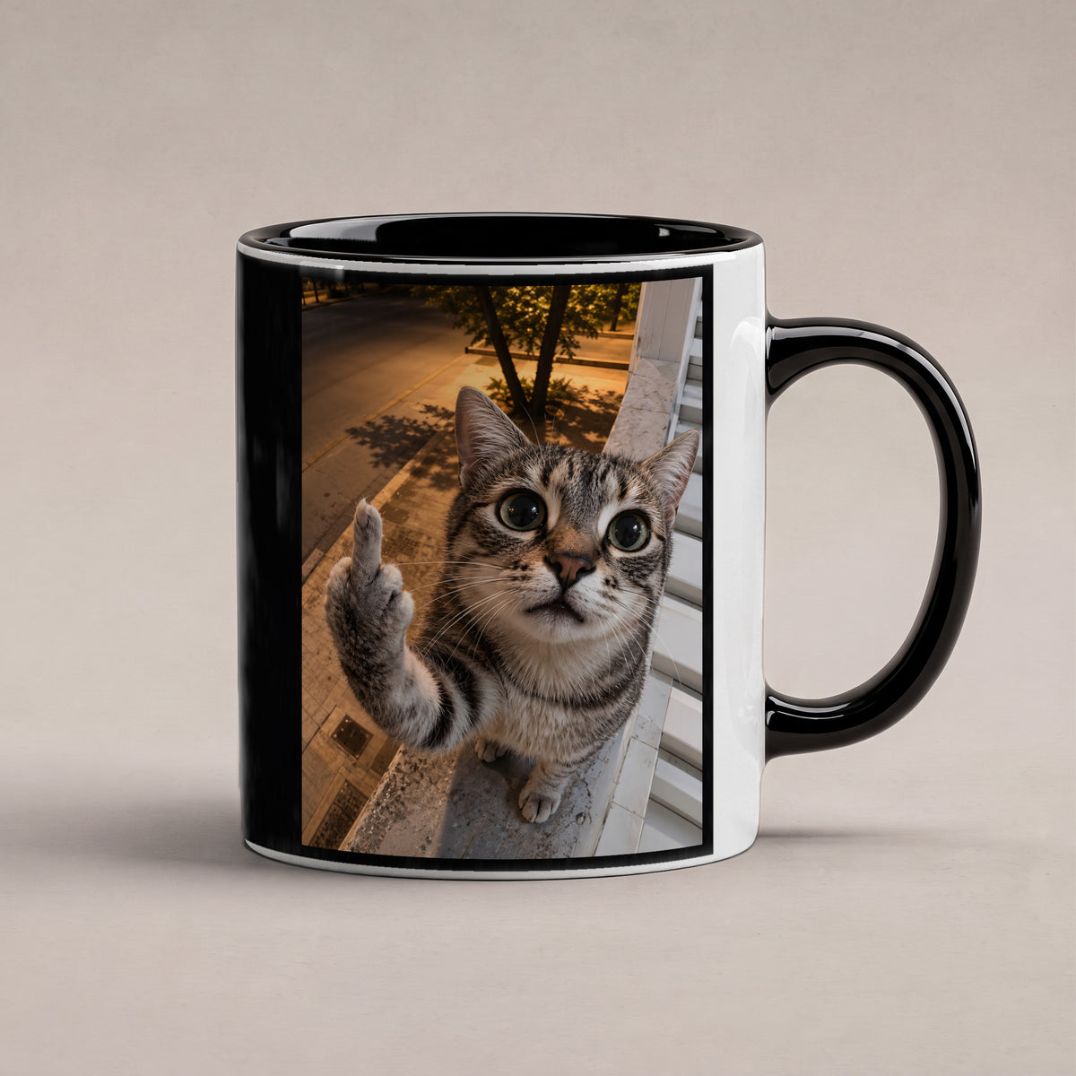 Freche Fensterkatze – Tasse. Innen schwarz. 1 STUDIO. KI-Motiv.