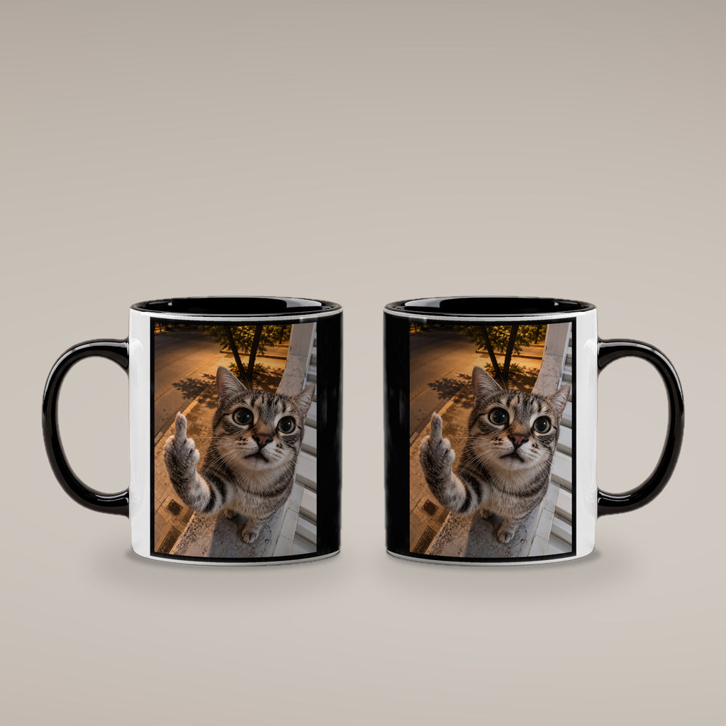 Freche Fensterkatze – Tasse. Innen schwarz. 4 BEIDE SEITEN. KI-Motiv.