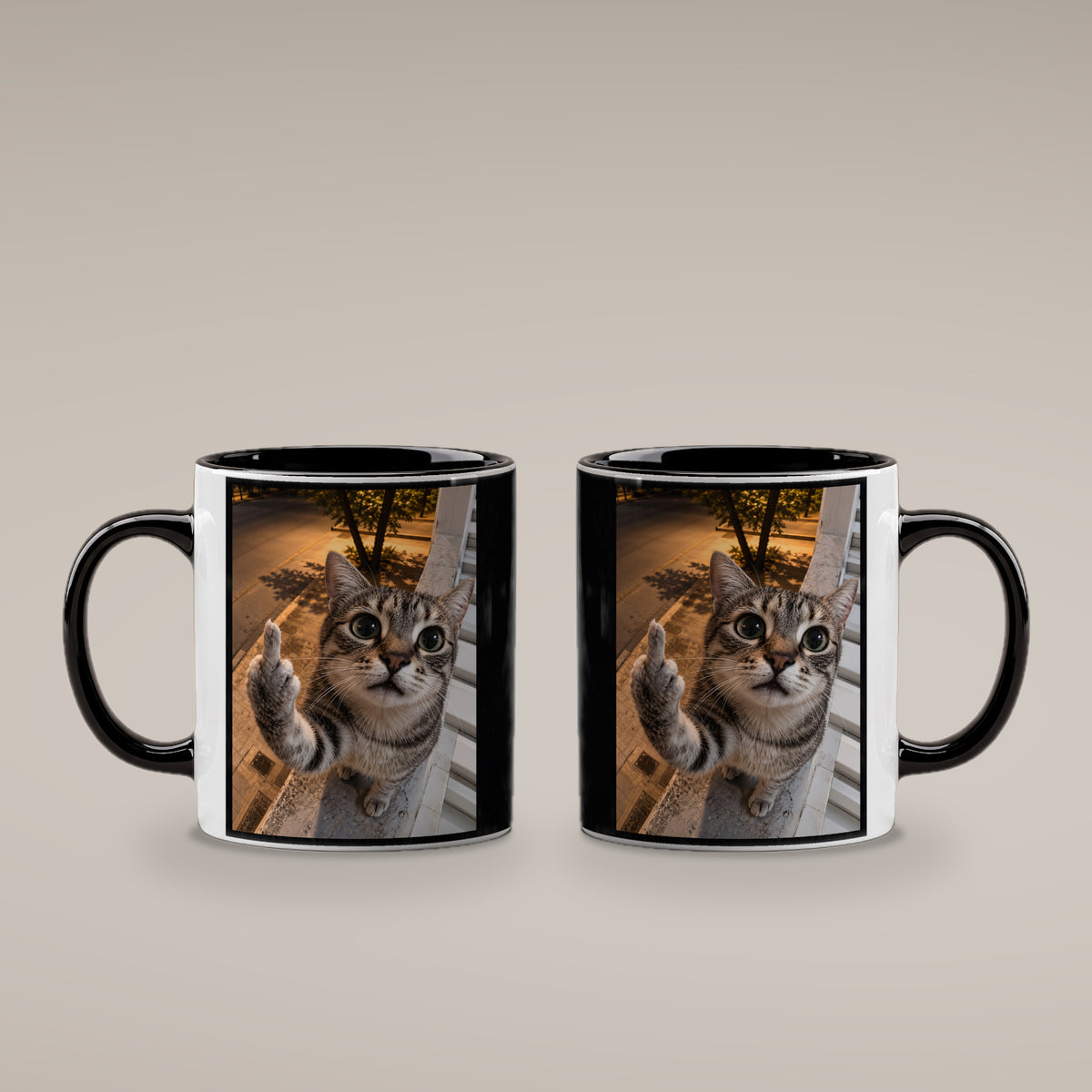 Freche Fensterkatze – Tasse. Innen schwarz. 4 BEIDE SEITEN. KI-Motiv.