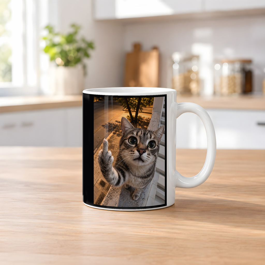 Freche Fensterkatze – Tasse. Weiß. 2 KUECHE. KI-Motiv.