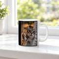 Freche Fensterkatze – Tasse. Weiß. 3 FENSTER. KI-Motiv.