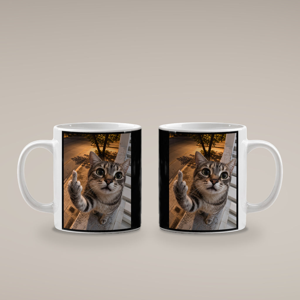 Freche Fensterkatze – Tasse. Weiß. 4 BEIDE SEITEN. KI-Motiv.