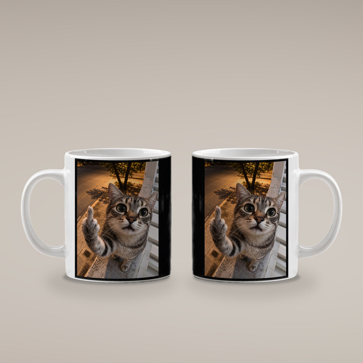 Freche Fensterkatze – Tasse. Weiß. 4 BEIDE SEITEN. KI-Motiv.