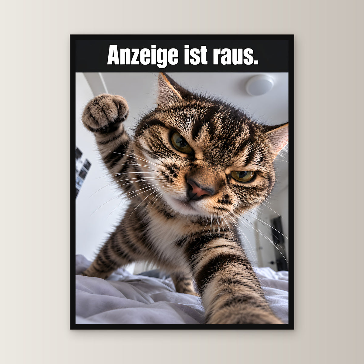 Wütende Bettkatze – Gerahmtes Wandbild mit Spruch. 45×60 cm. 1 FRONTAL. KI-Motiv.