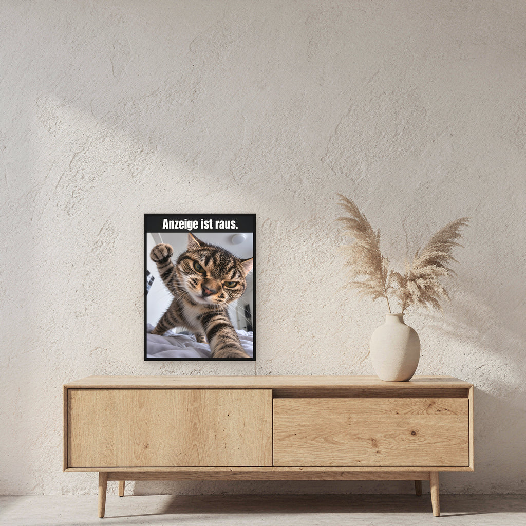 Wütende Bettkatze – Gerahmtes Wandbild mit Spruch. 45×60 cm. 2 RAUM. KI-Motiv.