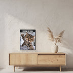 Wütende Bettkatze – Gerahmtes Wandbild mit Spruch. 45×60 cm. 2 RAUM. KI-Motiv.