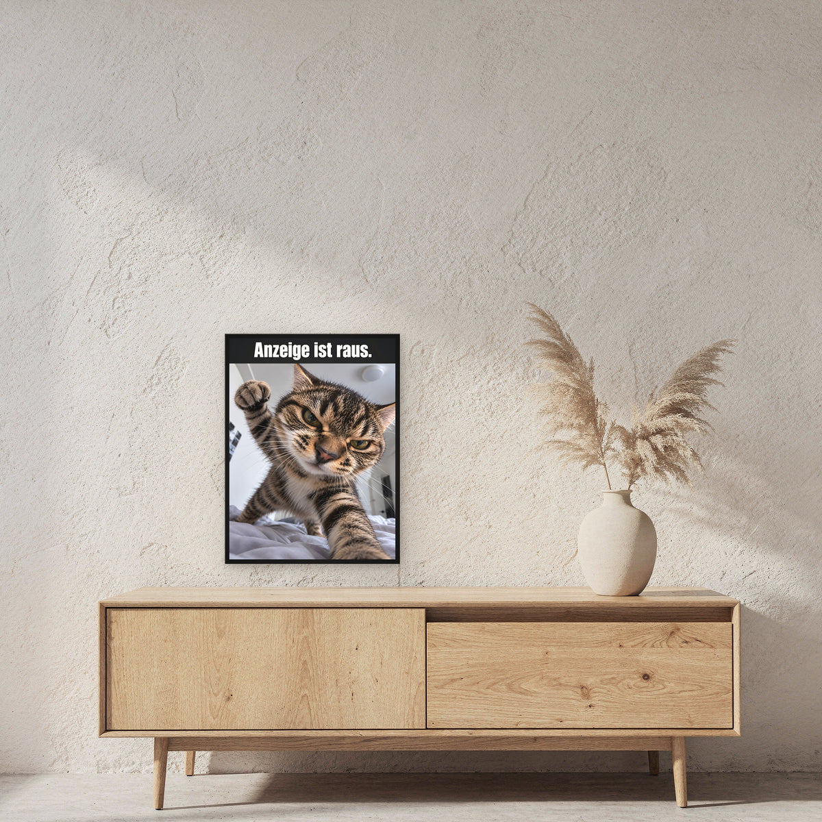 Wütende Bettkatze – Gerahmtes Wandbild mit Spruch. 45×60 cm. 2 RAUM. KI-Motiv.