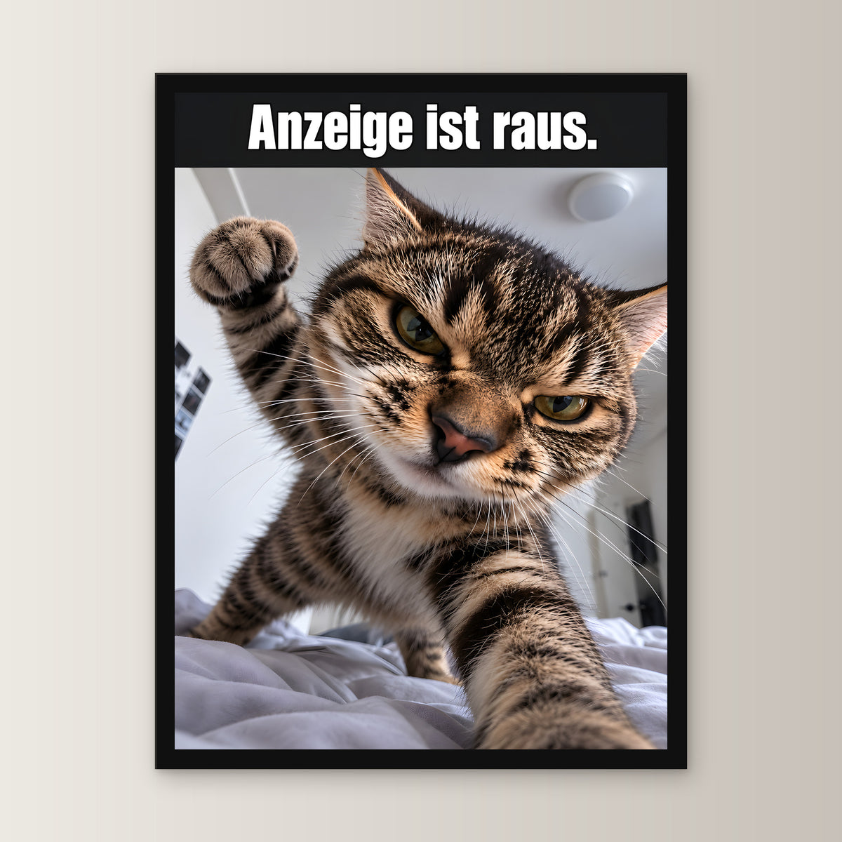 Wütende Bettkatze – Gerahmtes Wandbild mit Spruch. 30×40 cm. 1 FRONTAL. KI-Motiv.