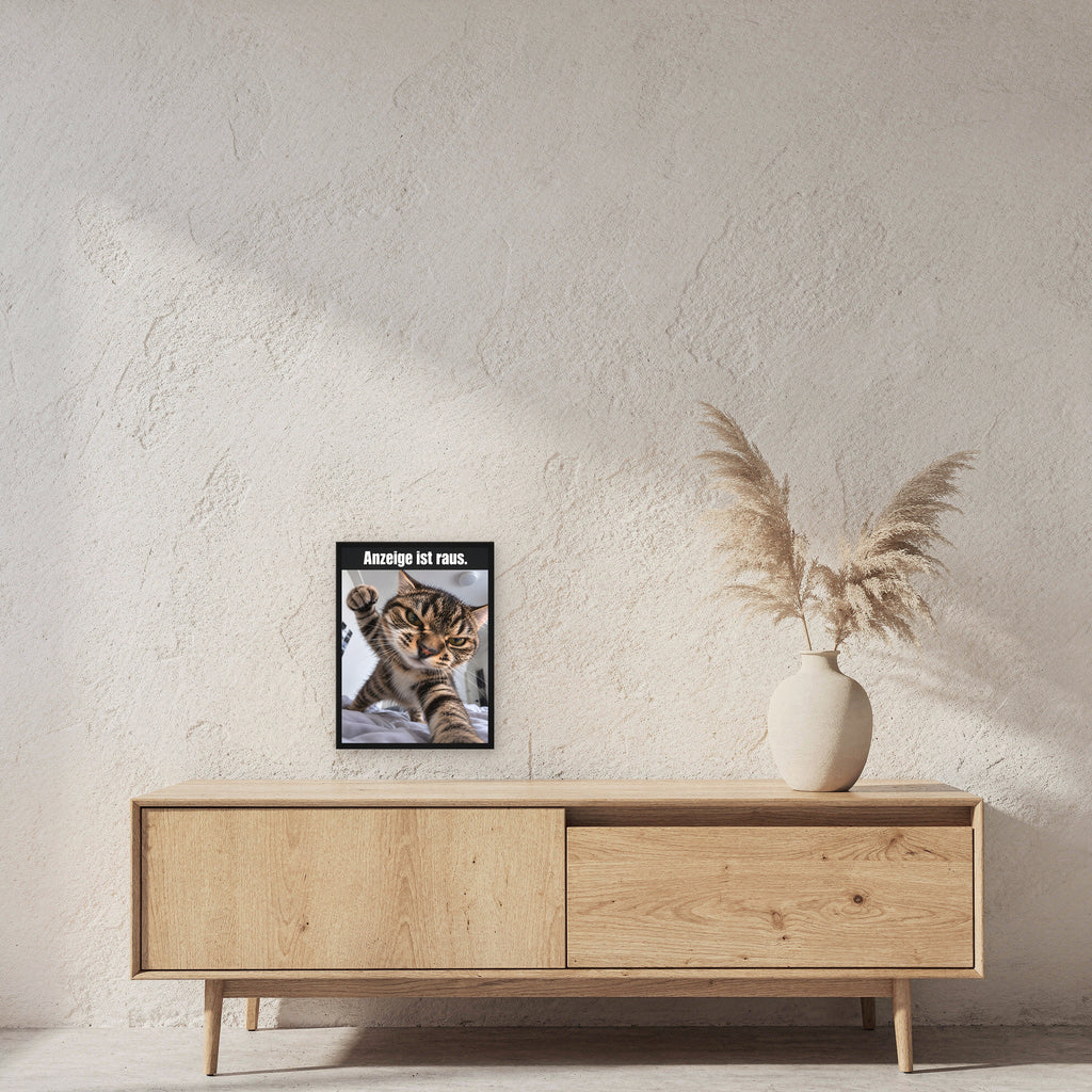 Wütende Bettkatze – Gerahmtes Wandbild mit Spruch. 30×40 cm. 2 RAUM. KI-Motiv.