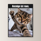 Wütende Bettkatze – Gerahmtes Wandbild mit Spruch. 60×80 cm. 1 FRONTAL. KI-Motiv.