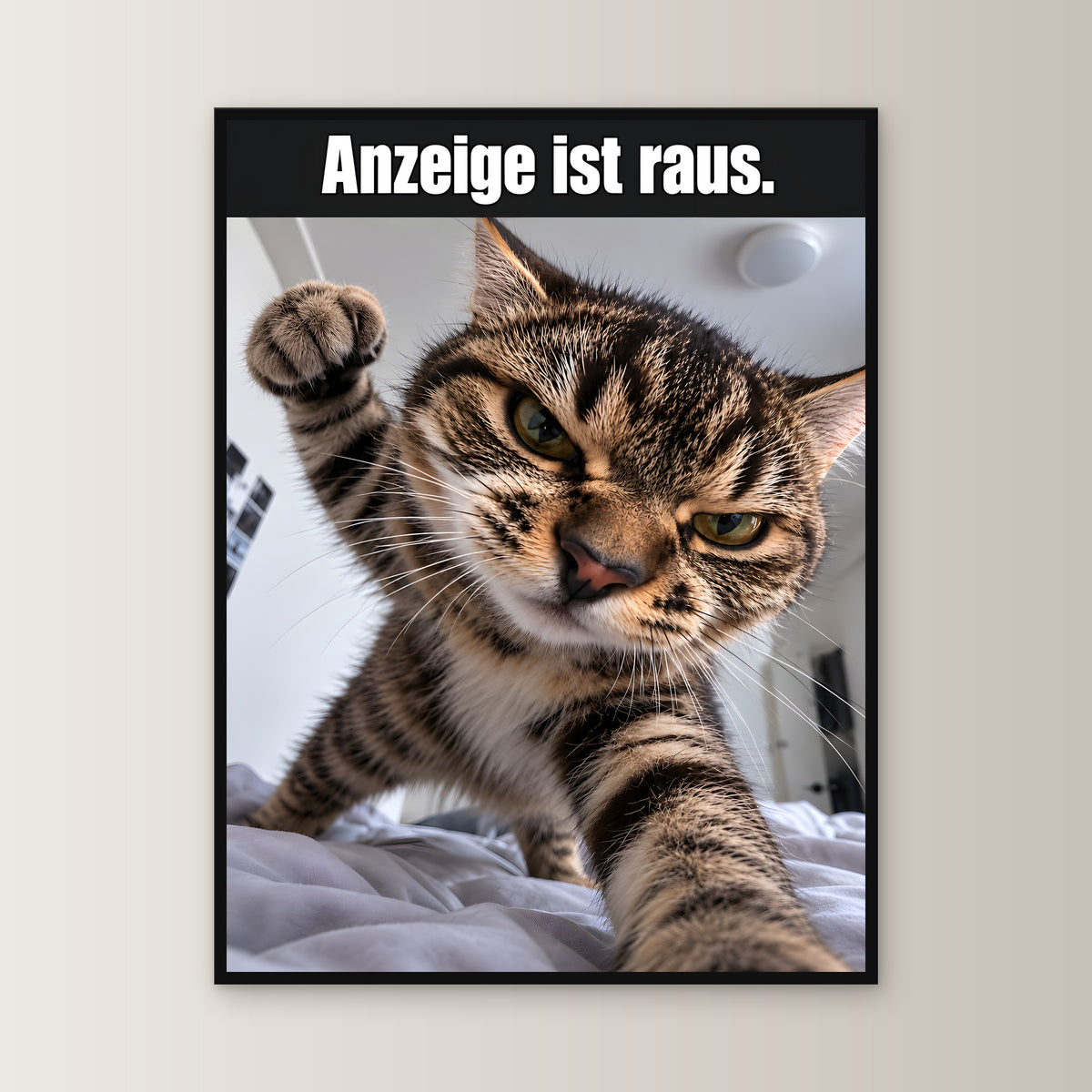 Wütende Bettkatze – Gerahmtes Wandbild mit Spruch. 60×80 cm. 1 FRONTAL. KI-Motiv.