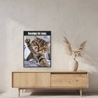 Wütende Bettkatze – Gerahmtes Wandbild mit Spruch. 60×80 cm. 2 RAUM. KI-Motiv.
