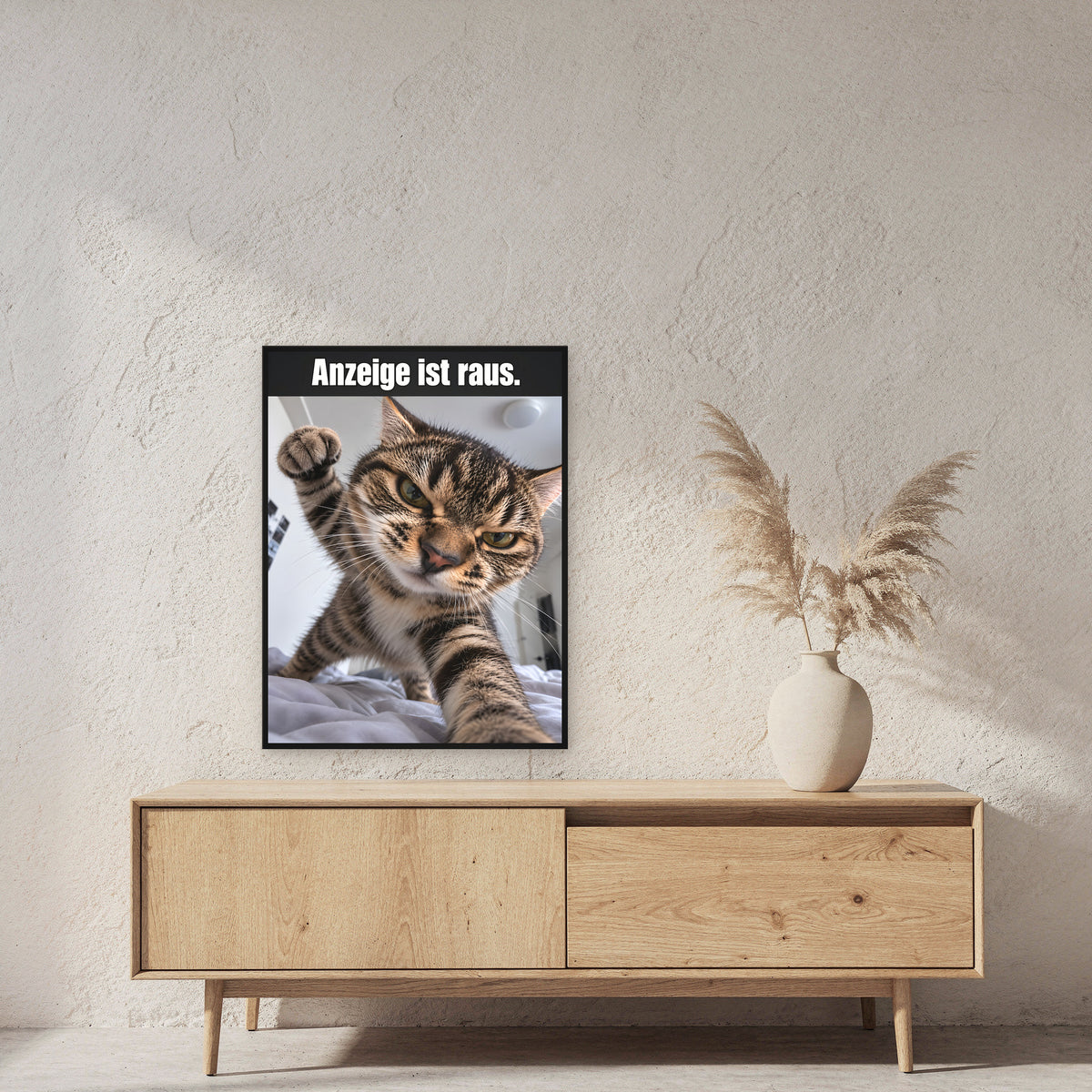 Wütende Bettkatze – Gerahmtes Wandbild mit Spruch. 60×80 cm. 2 RAUM. KI-Motiv.