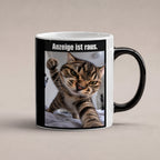 Wütende Bettkatze – Tasse mit Spruch. Zaubertasse: Wärmeeffekt. 1 STUDIO HEISS. KI-Motiv.