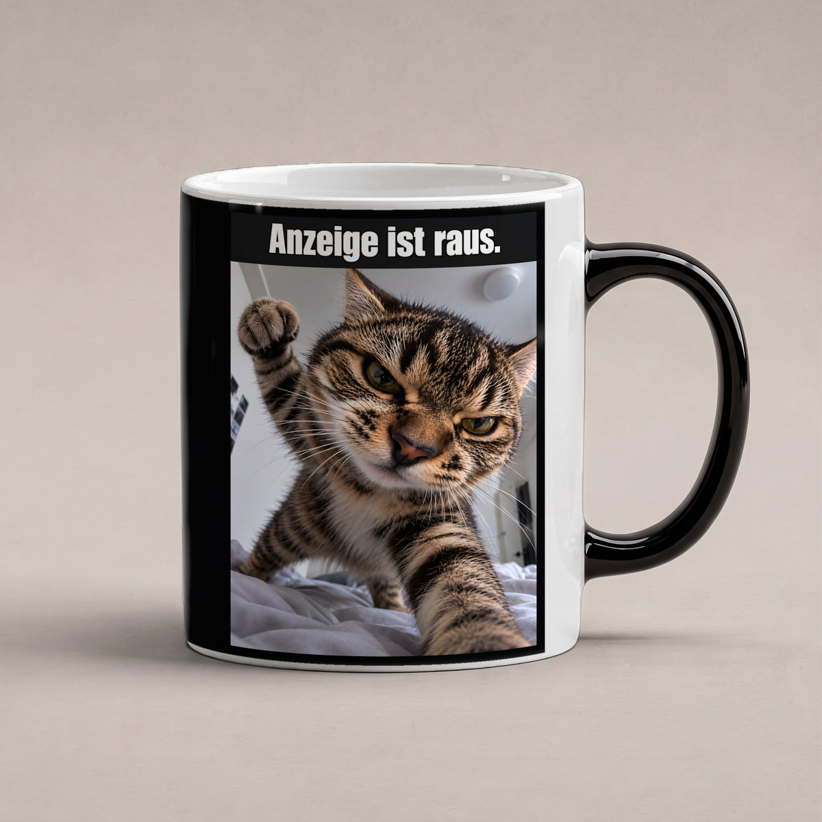 Wütende Bettkatze – Tasse mit Spruch. Zaubertasse: Wärmeeffekt. 1 STUDIO HEISS. KI-Motiv.