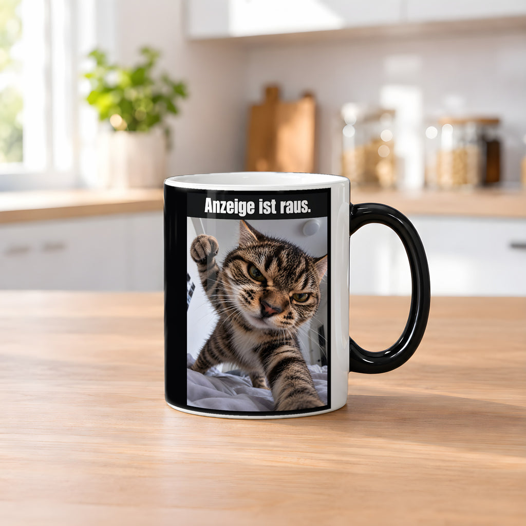 Wütende Bettkatze – Tasse mit Spruch. Zaubertasse: Wärmeeffekt. 2 KUECHE HEISS. KI-Motiv.