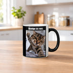 Wütende Bettkatze – Tasse mit Spruch. Zaubertasse: Wärmeeffekt. 2 KUECHE HEISS. KI-Motiv.