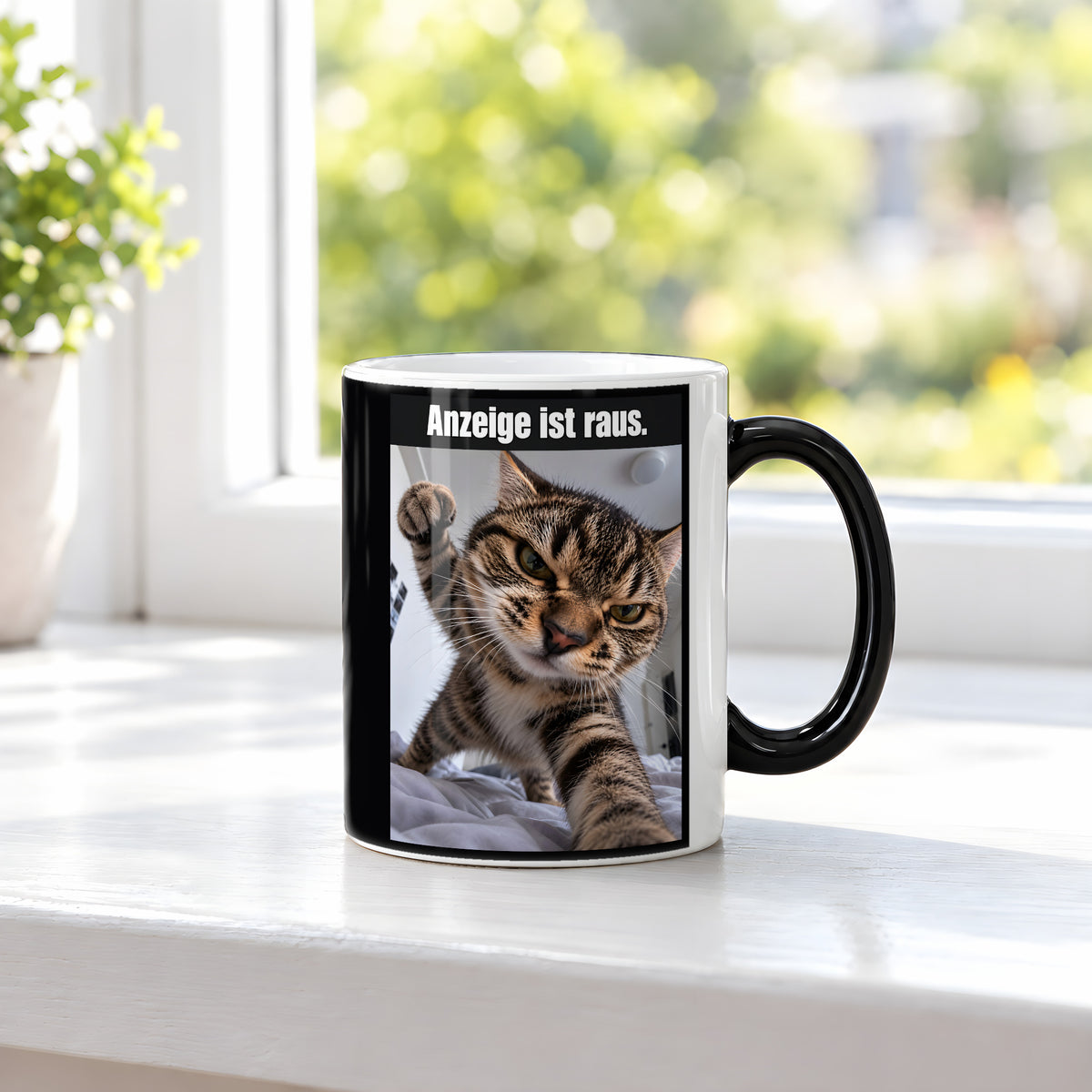 Wütende Bettkatze – Tasse mit Spruch. Zaubertasse: Wärmeeffekt. 3 FENSTER HEISS. KI-Motiv.