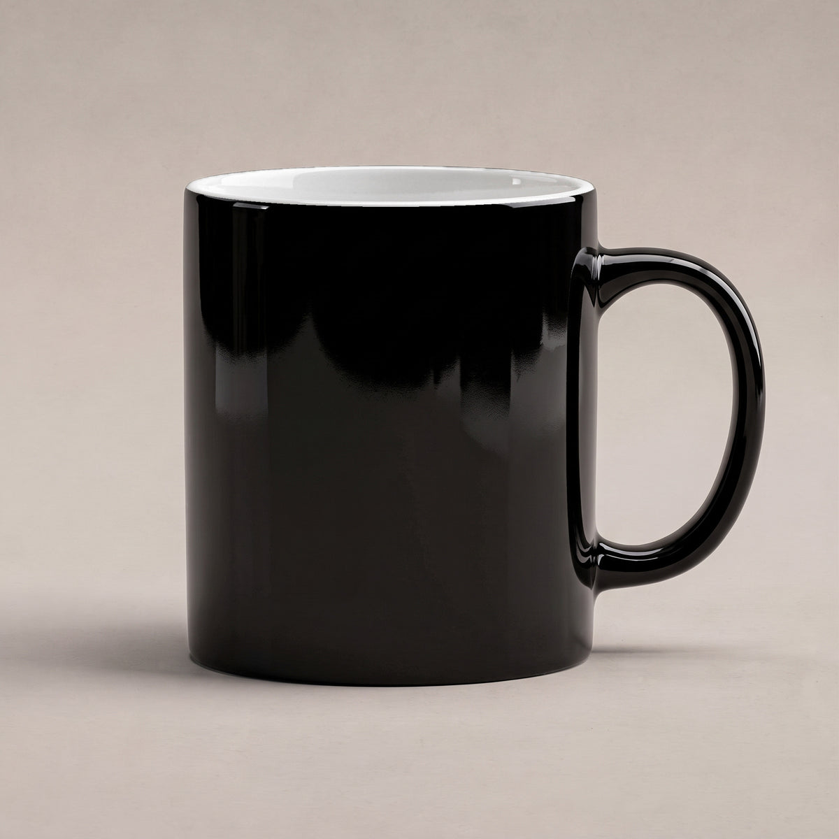 Wütende Bettkatze – Tasse mit Spruch. Zaubertasse: Wärmeeffekt. 5 KALT. KI-Motiv.